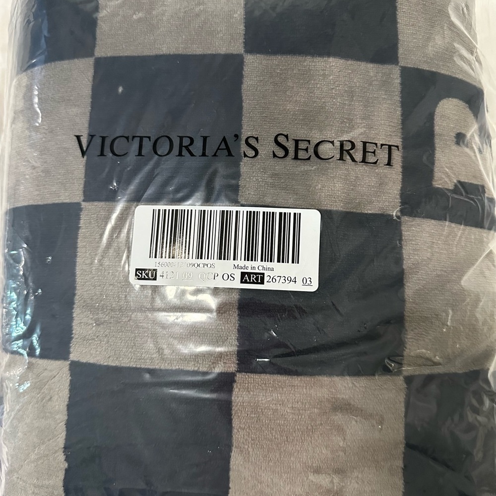 Brand New VS checkered blanket